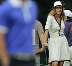 Bekymring. Fra tilskuerpladserne fulgte Caroline Wozniacki med, da Rory McIlroy indledte Masters med en runde i 72 slag. 