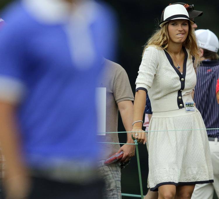 Bekymring. Fra tilskuerpladserne fulgte Caroline Wozniacki med, da Rory McIlroy indledte Masters med en runde i 72 slag. 