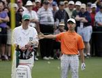 STRAFFET. En forberedelsestid på mere end 40 sekunder er for meget, så Tianlang Guan blev straffet under Masters, hvor han får hjælp af en lokal caddiae, Brian Tam. 