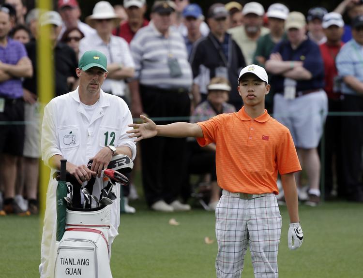 STRAFFET. En forberedelsestid på mere end 40 sekunder er for meget, så Tianlang Guan blev straffet under Masters, hvor han får hjælp af en lokal caddiae, Brian Tam. 