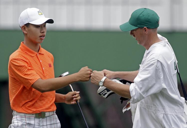langsom. Selv om Tianlang Guan er kommet hurtigt til sine sejre, går det efter dommernes mening for langsomt, når han spiller. 