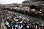 Demo. Tusindvis af lockoutede lærere fra hele landet troppede op, da Danmarks Lærerforening torsdag eftermiddag indkaldte til demonstration foran Christiansborg. 