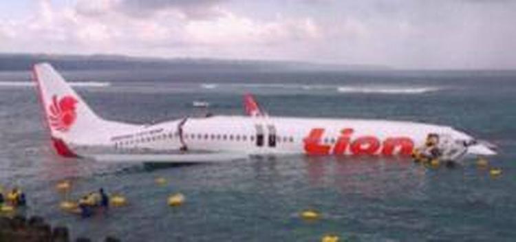 Uheld. Et fly fra Lion Air i vandet ud for Bali. 