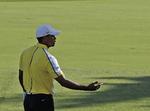 STRAFFET. Efter at have slået i vandet på 15. hul droppede Tiger Woods et forkert sted, og han er nu noteret for en triplebogey på hullet. 