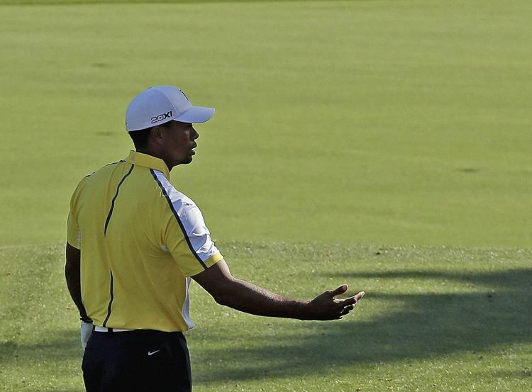 STRAFFET. Efter at have slået i vandet på 15. hul droppede Tiger Woods et forkert sted, og han er nu noteret for en triplebogey på hullet. 