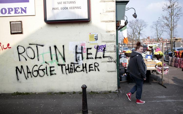 Thatcher. Den tidligere premiereminister var ikke lige populær blandt alle. I dag er demonstranter samlet i London for at fejre hendes død. Og det er ikke kun i England, Margaret Thatcher har sat kog i sindende. Billedet her er fra Irland. (Arkiv) 