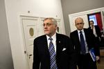 overvågning. Daværende finansminister Thor Pedersen (tv) lovede at styrke overvågningen af de dyre chefaftaler. Statsrevisorernes formand Peder Larsen mener ikke dette løfte blev overholdt. 