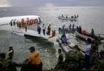 Flyulykke. Passagererne hoppede ud af sideindgangene og ud på vingerne af et indonesisk fly, der i dag forulykkede på Bali. 