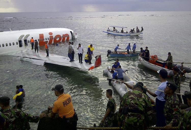 Flyulykke. Passagererne hoppede ud af sideindgangene og ud på vingerne af et indonesisk fly, der i dag forulykkede på Bali. 