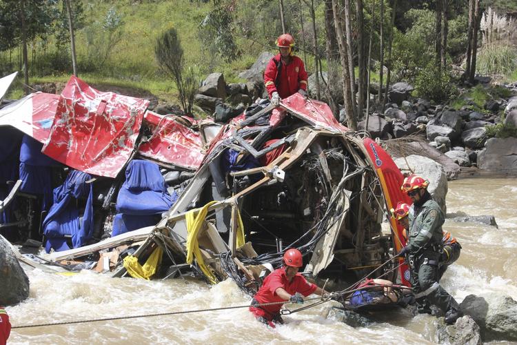 ULYKKE. Voldsom busulykke i Peru. mere end 33 personer frygtes dræbt. 