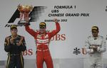 sikkert. Fernando Alonso (midt) var den glade vinder i Kina, mens Kimi Raikkonen (tv) og Lewis Hamilton (th) fulgte langt efter på anden- og tredjepladsen. 
