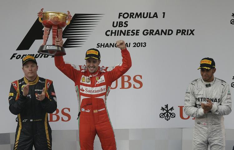 sikkert. Fernando Alonso (midt) var den glade vinder i Kina, mens Kimi Raikkonen (tv) og Lewis Hamilton (th) fulgte langt efter på anden- og tredjepladsen. 