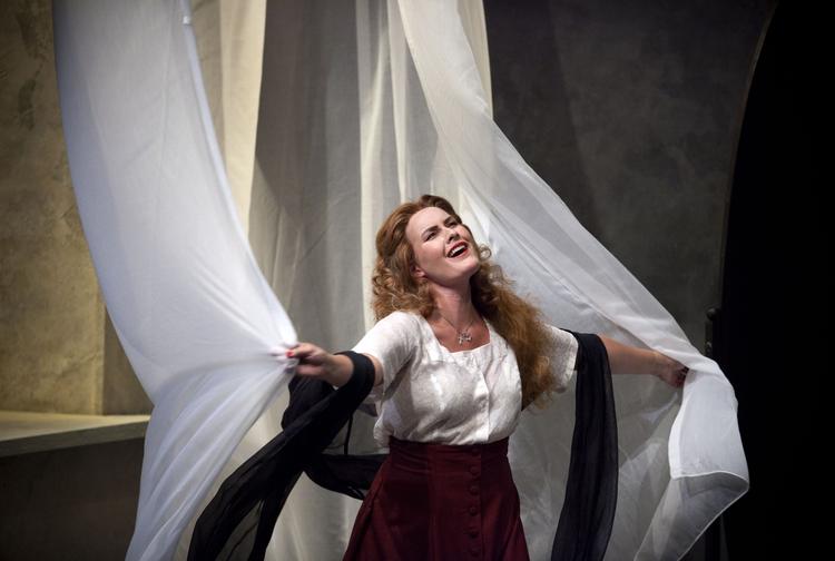 Energisk. Her ses en af aftenens store stjerner, Ann Petersen, i en tidligere opførsel af Korngolds opera 'Die Tote Stadt'. 