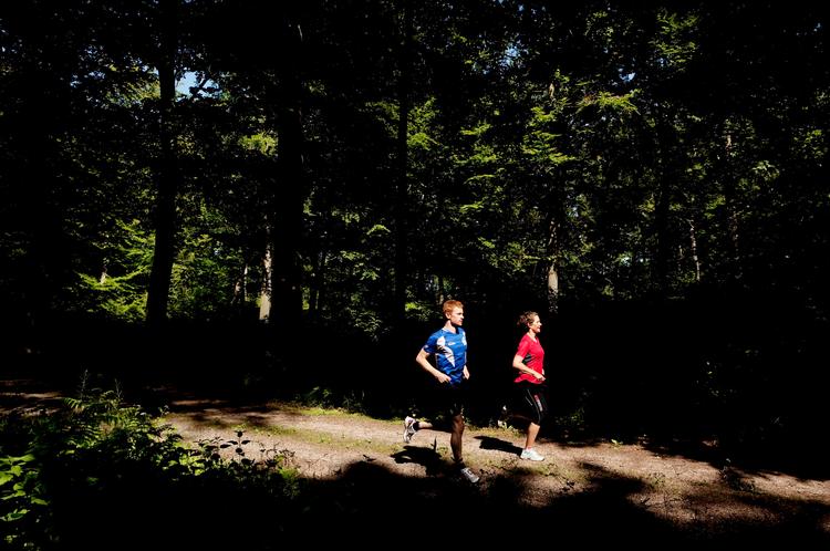 sejrherre. Jens Toft (tv) på træningstur i en dansk sommerskov. Arkivfoto: Peter Hove Olesen 