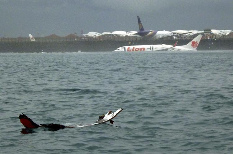 Internationalt. Vragrester lå spredt forskellige steder i havet efter gårsdagens flyulykke i Denpasar. 