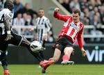 super-mål. Sunderland scorede tre supermål i opgøret mod ærkerivalerne fra Newcastle. Her sender Adam Johnson (th) bolden i nettet fra distancen. 