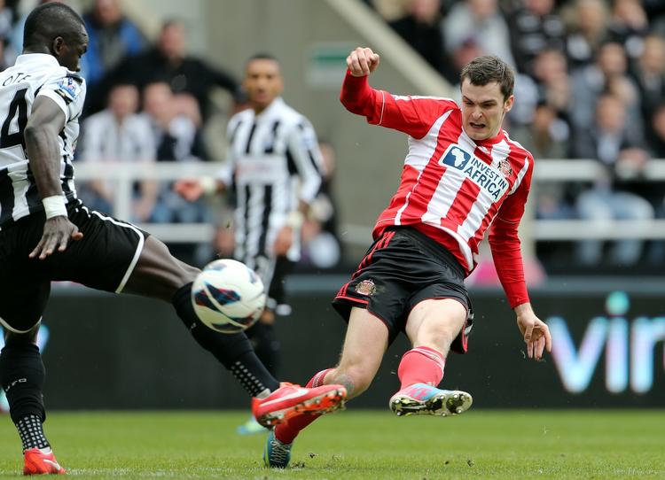 super-mål. Sunderland scorede tre supermål i opgøret mod ærkerivalerne fra Newcastle. Her sender Adam Johnson (th) bolden i nettet fra distancen. 