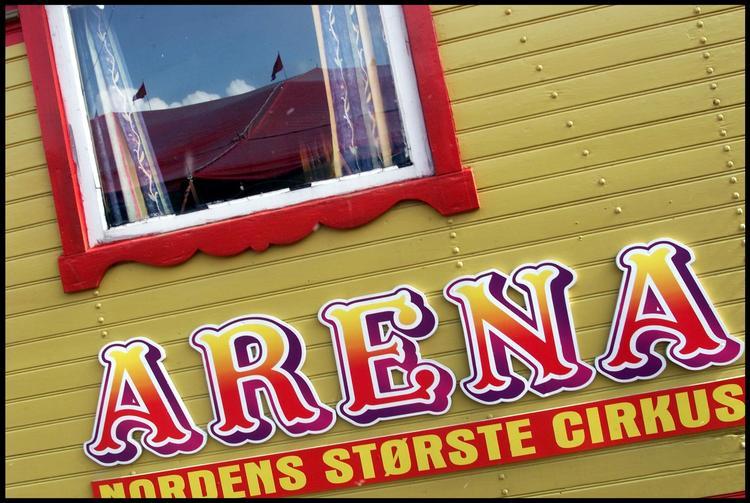 Cirkusulykke. Ifølge Østjyllands Politi slap cirkusartist med et brækket ben og muligvis et brækket ribben, da han faldt ned fra 'dødshjulet'. 