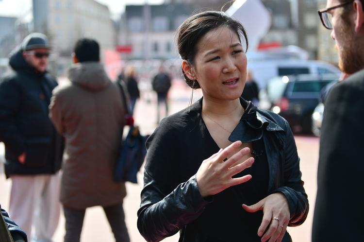 Bandemøde. Anna Mee Allerslev (R) var i dag mødt op i Nørrebrohallen primært for at se, hvilken retorik Hitz ut-Tahrir bruger over for de unge. 