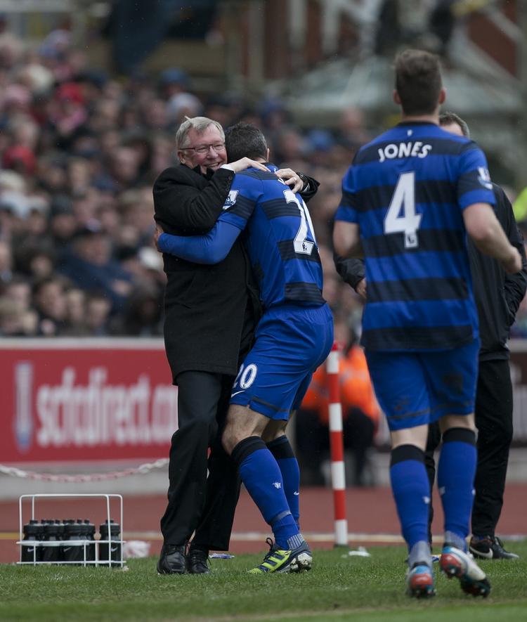 Jubii. Robin van Persie løb begejstret ud og omfavnede United-manager Alex Ferguson efter scoring. 