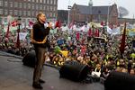 Konflikt. Et You Tube-klip af lærernes formand, Anders Bondo Christensen, der i en tale siger, at det ikke er skolelederne, der skal lede, har vakt postyr i en tilspidset konflikt. 