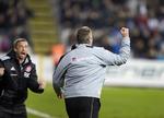 Drama. Der var vild jubel på trænerbænken, da AaB efter en dramatisk kamp vandt 4-3 på udebane mod Odense. 