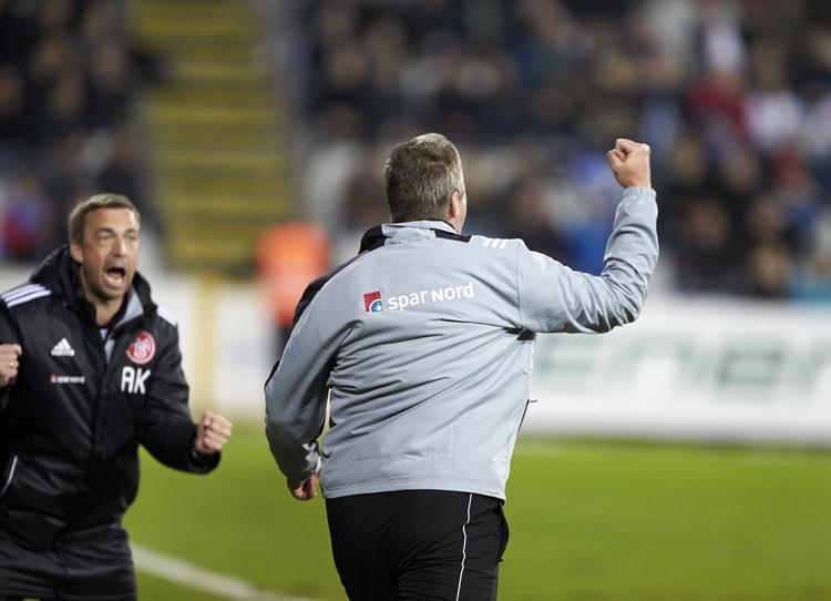 Drama. Der var vild jubel på trænerbænken, da AaB efter en dramatisk kamp vandt 4-3 på udebane mod Odense. 