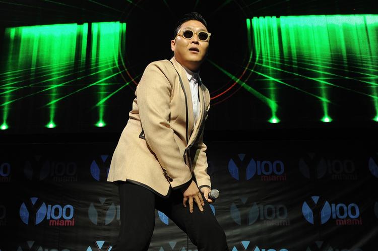 Hit. Sydkoreanske Psys Gangnam Style er den meste viste musikvideo på YouTube nogensinde. 