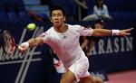 alsidig. Paradorn Srichaphan returnerer bolden til Jose Acasuso i kvartfinalen i Davidoff Swiss Indoors i Basel i 2006. 