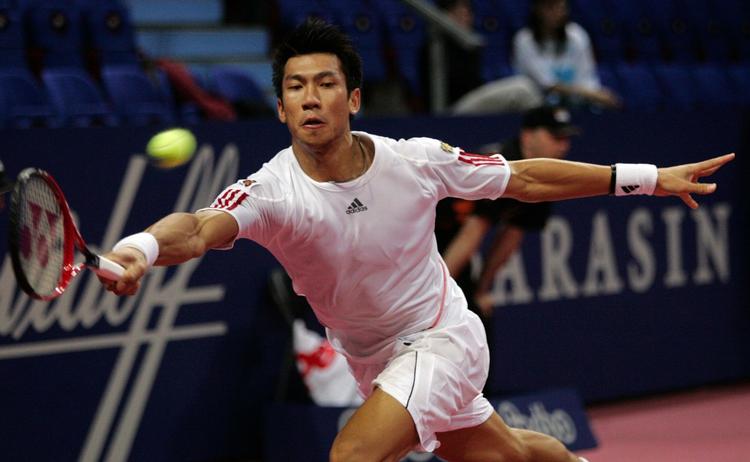 alsidig. Paradorn Srichaphan returnerer bolden til Jose Acasuso i kvartfinalen i Davidoff Swiss Indoors i Basel i 2006. 