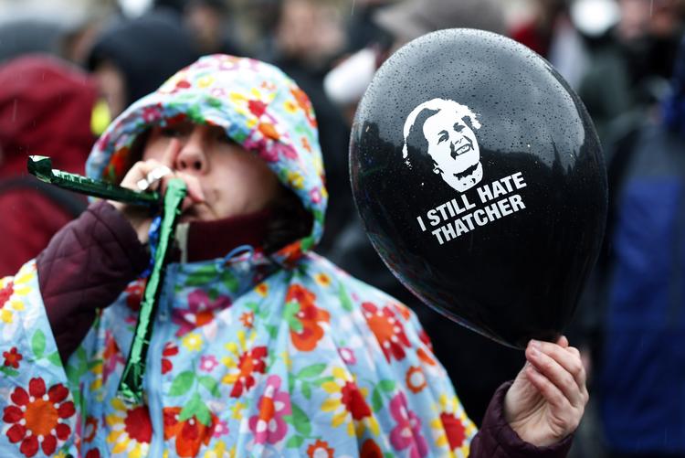 Jubel. Den tidligere britiske premierminister Margaret Thatchers død har afstedkommet demonstrationer mod 'Jernladyens' politiske resultater. 