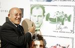 ligestilling? Sir Sterling Moss står ved sit eget billede på en væg med frimærker af otte Formel 1-legender i 2006. 