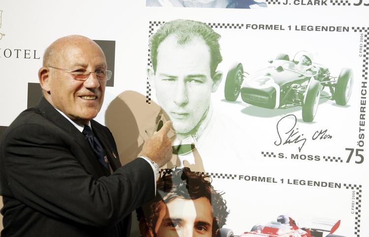 ligestilling? Sir Sterling Moss står ved sit eget billede på en væg med frimærker af otte Formel 1-legender i 2006. 