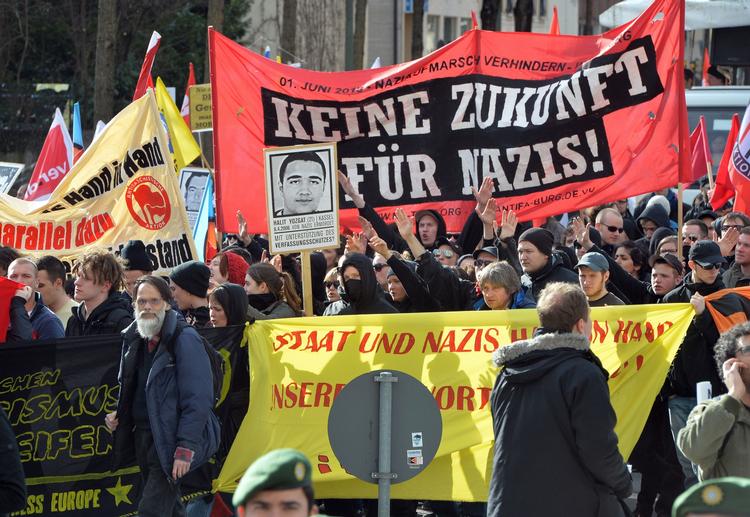 PROTEST. Mange anti-nazister har demonstreret ude foran retsbygningen i Munchen i forbindelse med kontroversiel drabssag. 