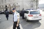 Forhandling. Rigspolitiets forhandlere arbejder i øjeblikket på at finde ud af, hvad en fange ønsker at opnå ved at tage en anden fange som gidsel. 