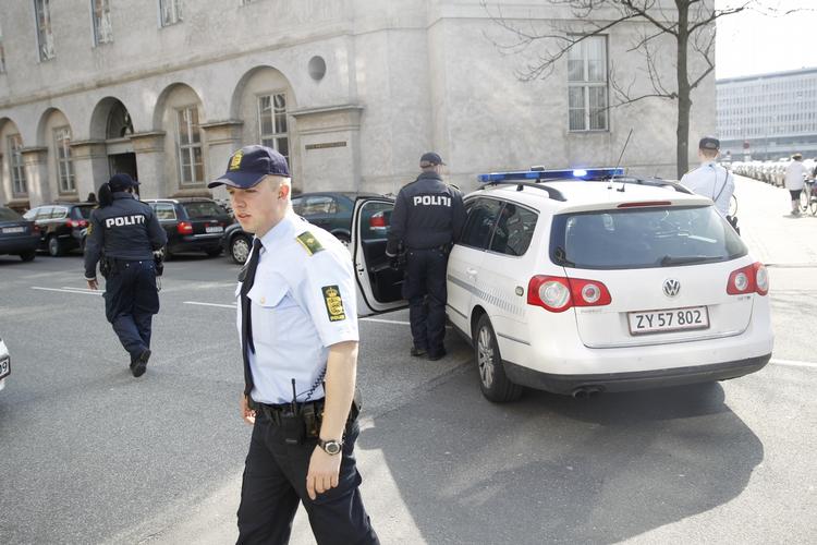 Forhandling. Rigspolitiets forhandlere arbejder i øjeblikket på at finde ud af, hvad en fange ønsker at opnå ved at tage en anden fange som gidsel. 