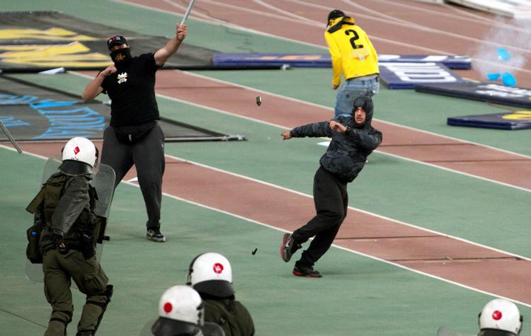 straf. Tilhængere af AEK Athen invaderede banen under kampen mod  Panthrakikos, hvorefter dommeren valgte at indstille kampen. 