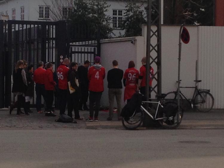 Katastrofe. Danske Liverpool-fans foran den britiske ambassade i København. De markerer Hillsborough-tragedien, hvor 96 fans omkom. 