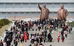 Markering. Folk besøger gigantstatuer af Kim Il Sung (tv.) og sønnen Kim Jong Il, i Pyongyang. 