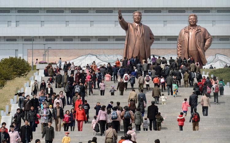 Markering. Folk besøger gigantstatuer af Kim Il Sung (tv.) og sønnen Kim Jong Il, i Pyongyang. 