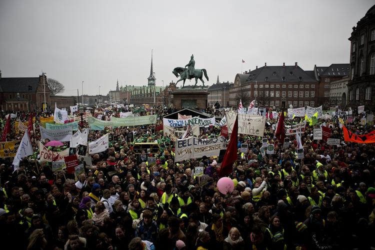 nedskæringer. Skær ned på administration, pædagogisk udvikling i kommunerne og frem for alt alle de djøf'ere, der arbejder med såkaldt skoleudvikling i ministerierne på Christiansborg, og hav tillid til, at lærerne kan deres kram. 