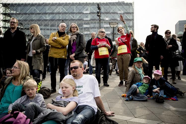 KONCERTDEMO. Omkring 2.000 fremmødte lærere protesterede i eftermiddags på Rådhuspladsen i København. 