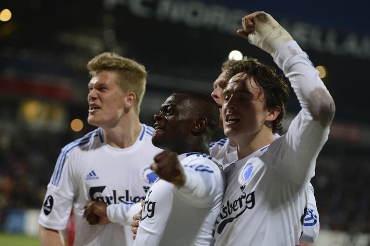 Mål. Vetokele (i midten) og Cornelius (t.v.) var med til at vend ekampen til FCK's fordel efter pausen, hvor københavnerne brugte deres fysik på fornem facon. 
