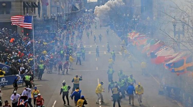 Bombe. Panik og ødelæggelser umiddelbart efter bombeeksplosion ved målstregen i Boston Maraton. 