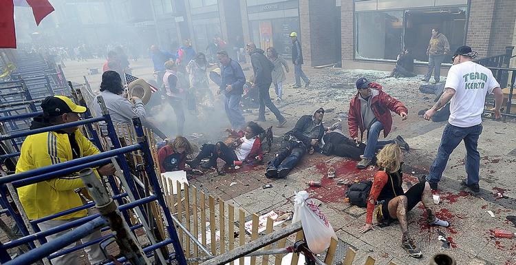 frygt. Sårede mennesker i målområdet ved maraton i Boston, hvor bomber dræbte tre og sårede 144. 