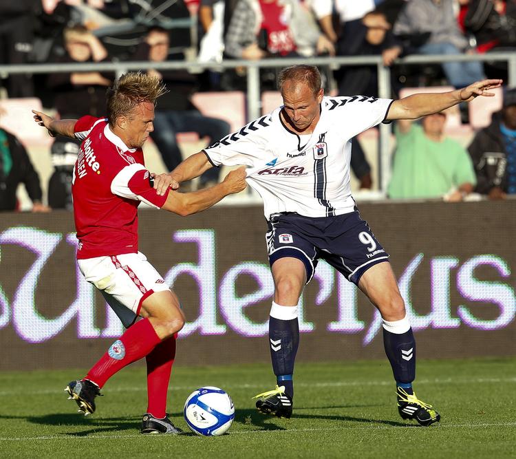 ballade. Christopher Poulsen (tv) er blevet smidt ud af klubben i Silkeborg efter »ikke-sportslige uoverensstemmelser«. 