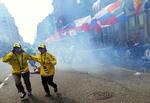 Løb. To personer løber efter en bombe eksploderer ved Boston Marathon. 