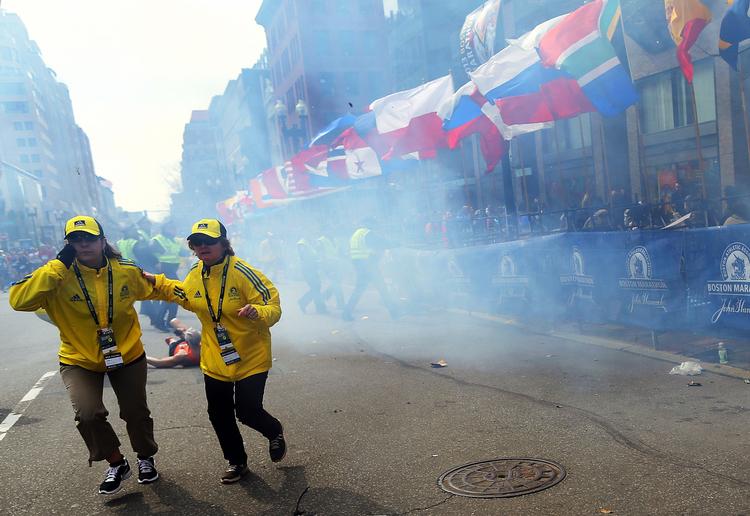 Løb. To personer løber efter en bombe eksploderer ved Boston Marathon. 