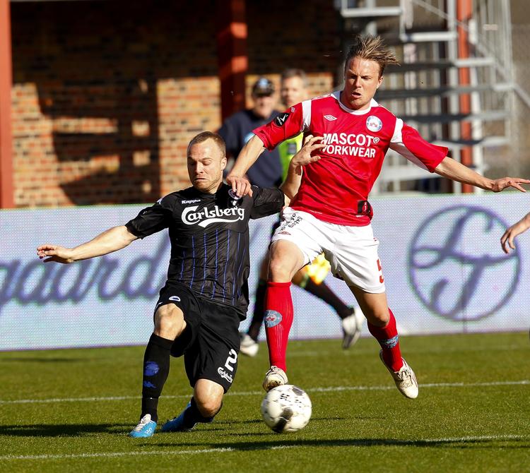 ballade. Det har intet med det sportslige at gøre, og der har heller ikke været konflikter med holdkammerater. Men Silkeborg IF vil ikke sige, hvorfor Christopher Poulsen (th) blev fyret efter en episode i weekenden. 