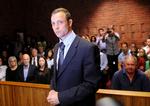 fotograferet. Oscar Pistorius blev løsladt mod kaution, mens drabssagen mod ham undersøges. Han har indrømmet at have skudt sin kæreste gennem en toiletdør, men fastholder, at han troede, hun var en indbrudstyv. 